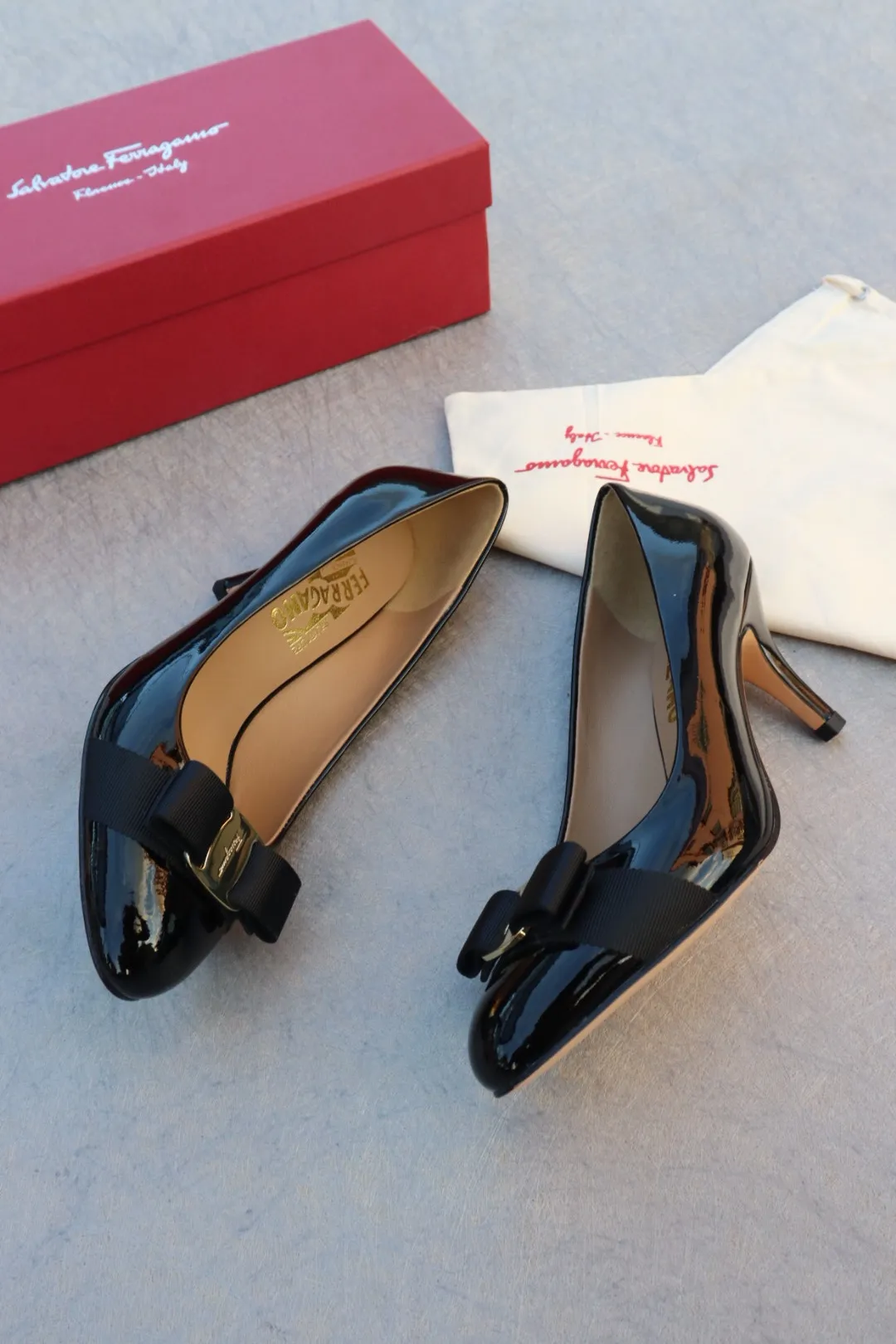 👟👟Ex-factory price 480👟👟 Genuine leather sole +40 Salvatore Ferragamo SF classic model, pedicure version, super beautiful on the feet Heel height: 7cm Upper: imported cow patent leather Lining: sheepskin Foot pads: sheepskin Code number: 35-39 standard code [can be customized to 34, 40, 41 codes]